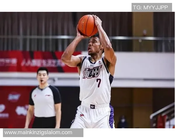 同曦球员祝铭震与NBA明星杰曼科尔合影留念成功追星瞬间分享
